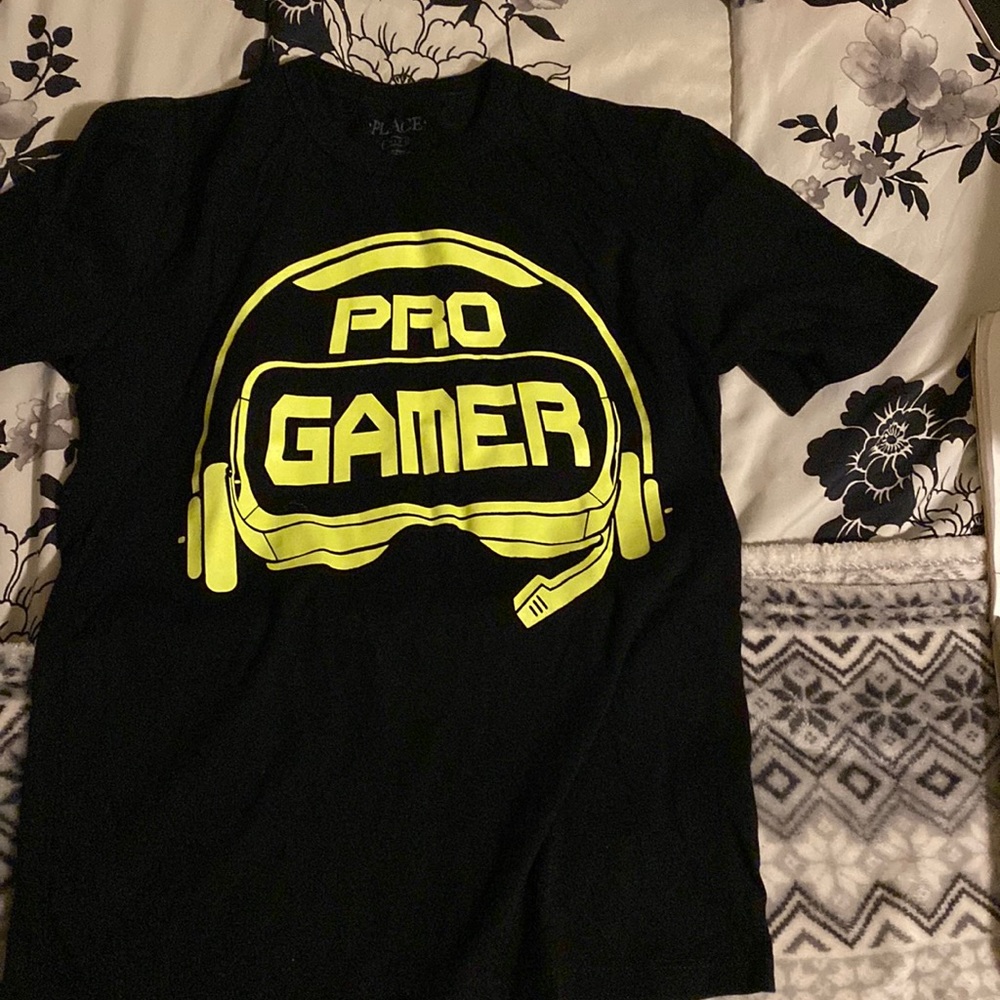 Boys  graphic t-shirt size M (7/8)